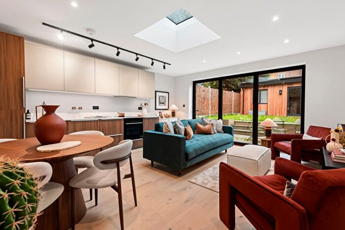 3 Bedroom Flat For Sale In Byrne Road, SW12