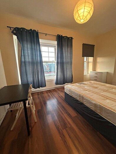 3 Bedroom Flat To Rent In Rutland Park, NW2