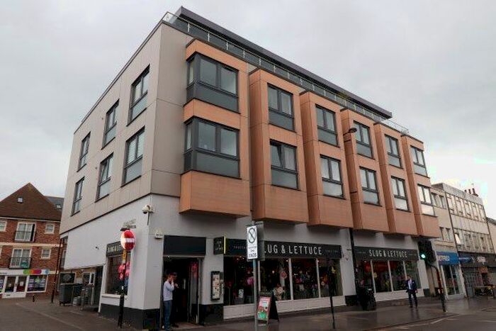 2 Bedroom Flat To Rent In High Street, Brentwood, CM14