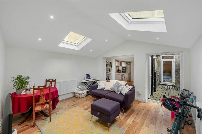 2 Bedroom Flat To Rent In Santley Street, London, SW4