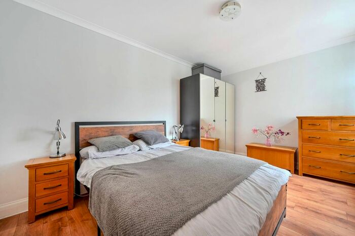 2 Bedroom Flat To Rent In Central Parade, St Marks Hill, Surbiton, KT6