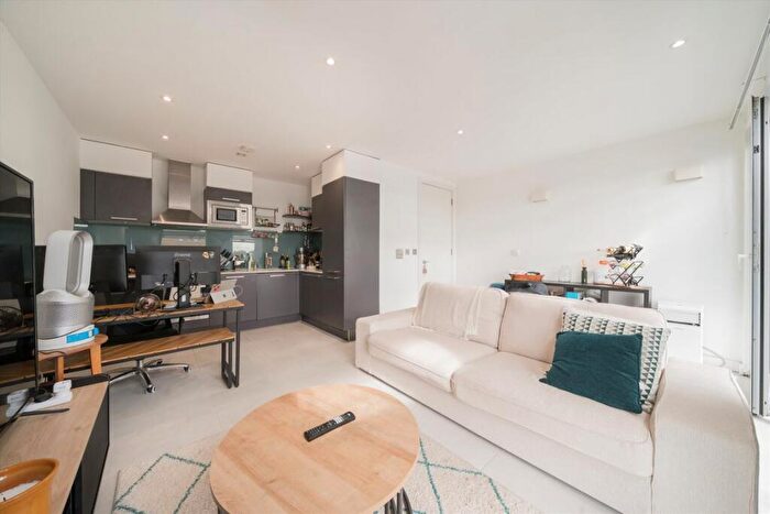 1 Bedroom Flat To Rent In Richmond Road, London Fields, E8
