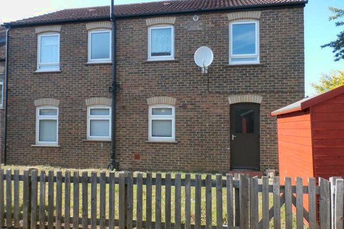 2 Bedroom Flat To Rent In Coggeshall Close, Cambridge, CB5