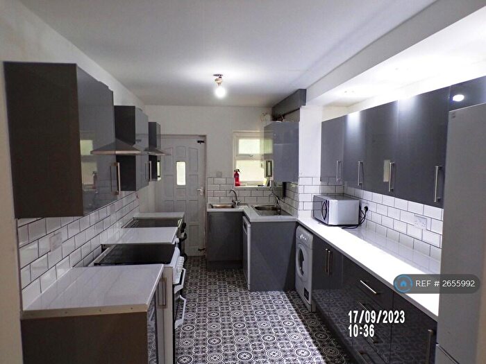 8 Bedroom Semi-Detached House To Rent In School Grove, Manchester, M20