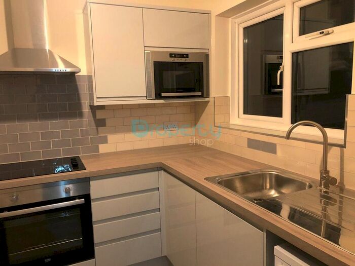2 Bedroom Flat To Rent In Stratton Close, Hounslow TW3