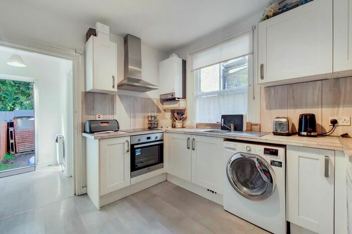 1 Bedroom Flat To Rent In Green Lane, London, W7