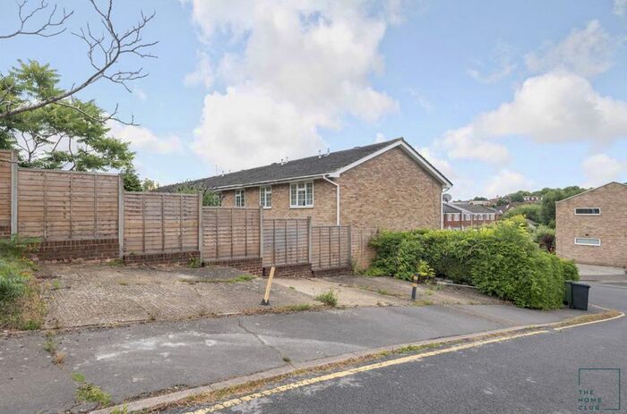 Parking/garage To Rent In Lynwood, Guildford, GU2