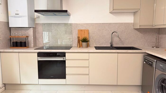 6 Bedroom Semi-Detached House To Rent In Gadd Street, Nottingham, NG7