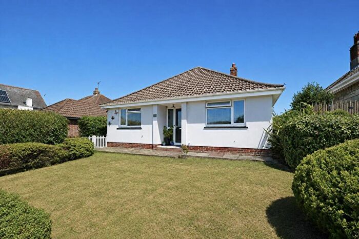 3 Bedroom Detached Bungalow For Sale In Driveway Parking * Lake, PO36