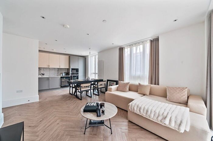2 Bedroom Apartment To Rent In Fellowes Rise, Winchester, SO22