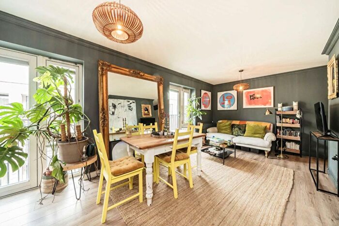 2 Bedroom Flat For Sale In Spurstowe Terrace, Hackney, E8