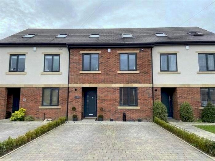 Houses for sale & to rent in WF14 0LX, Eastway, Mirfield Mirfield