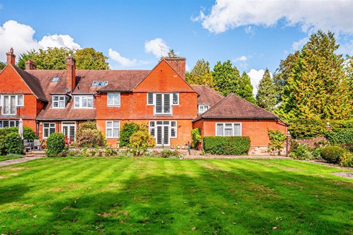 2 Bedroom Flat For Sale In Heath Drive, Walton On The Hill, KT20