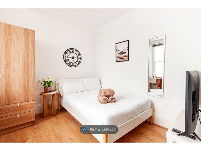 Studio To Rent In Kensington Gardens Square, London, W2