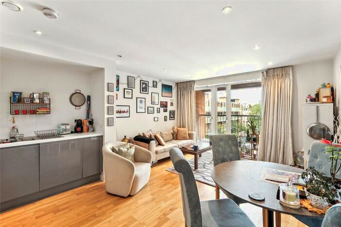 2 Bedroom Apartment To Rent In Rutherford House, Battersea Park Road, London, SW11