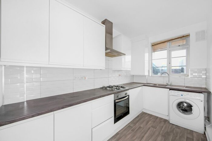 2 Bedroom Flat To Rent In Burnt Ash Hill, London SE12