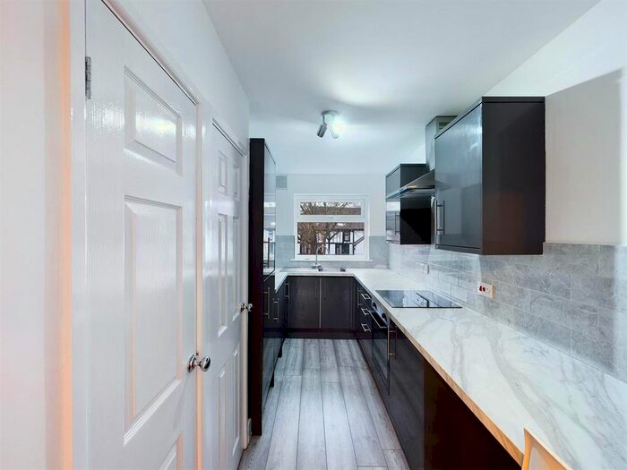 2 Bedroom Flat To Rent In Tithe Court, Langley, Slough SL3