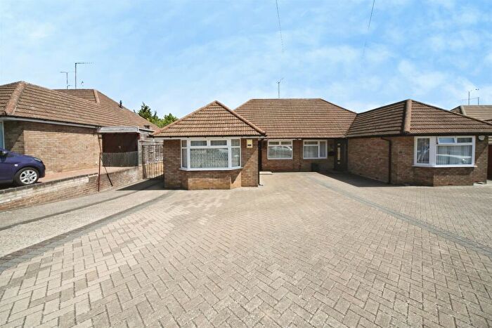 3 Bedroom Semi-Detached Bungalow For Sale In Ridgeway Avenue, Dunstable, LU5