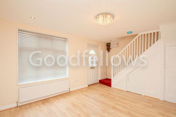 Terraced House To Rent In Welhouse Road, Carshalton, Surrey, SM5