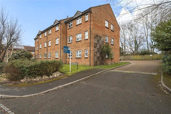 2 Bedroom Flat For Sale In Azalea Court, Woking, Surrey, GU22