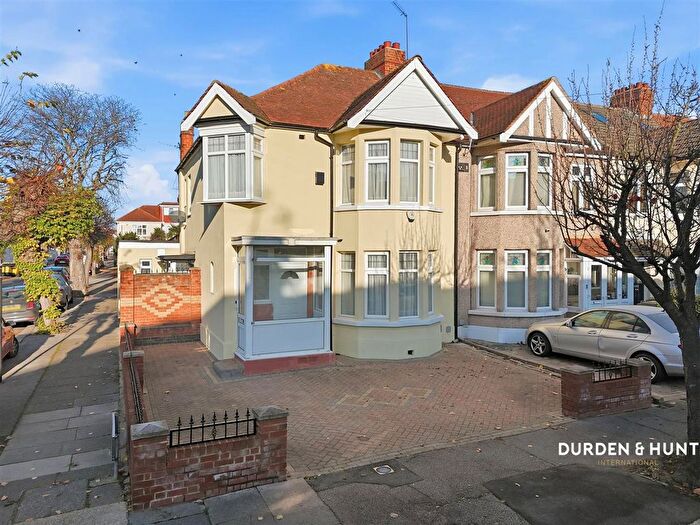 3 Bedroom End Terrace House For Sale In Glenwood Gardens, Ilford, IG2