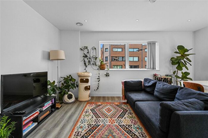 2 Bedroom Apartment To Rent In Warburton Street, Hackney, London, E8
