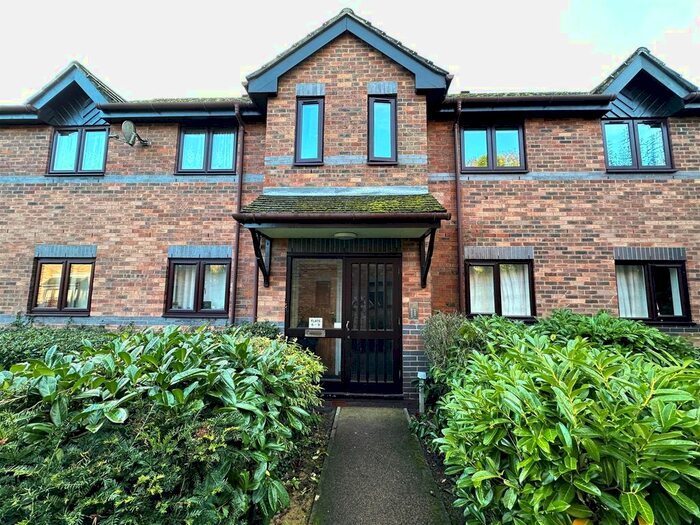 2 Bedroom Flat To Rent In Rosedale, Redan Road, Aldershot, GU12