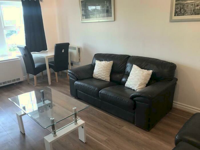 2 Bedroom Flat To Rent In The Cricketers, LS5