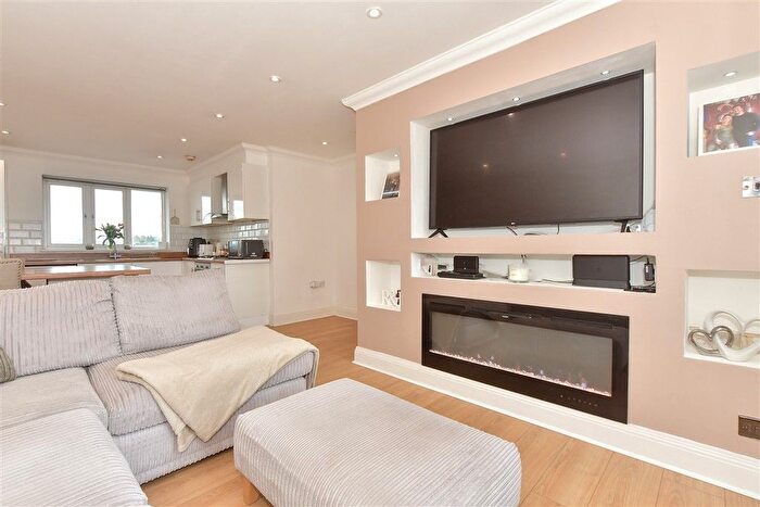 3 Bedroom Flat For Sale In Lower Southend Road, Wickford, Essex, SS11