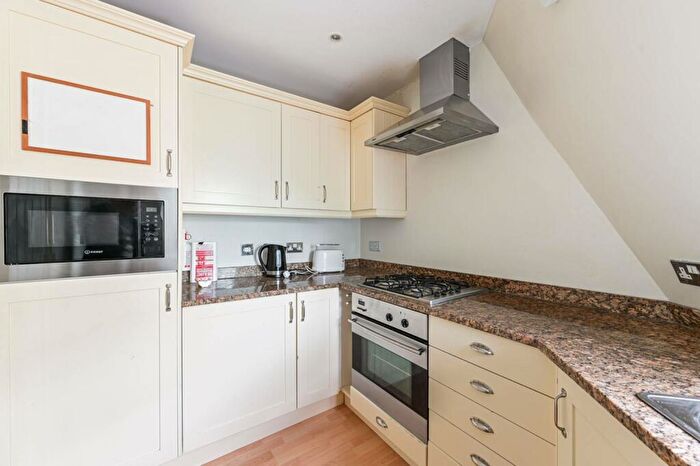 2 Bedroom Flat To Rent In Drayton Gardens, Chelsea, London, SW10