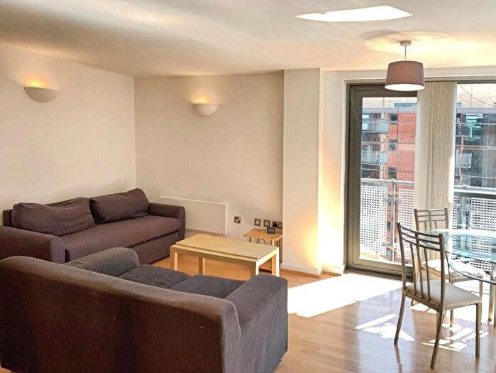 2 Bedroom Flat To Rent In City Walk, Leeds, West Yorkshire, LS11