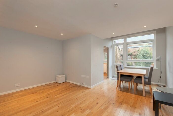 3 Bedroom Maisonette To Rent In Legion Close London, N1