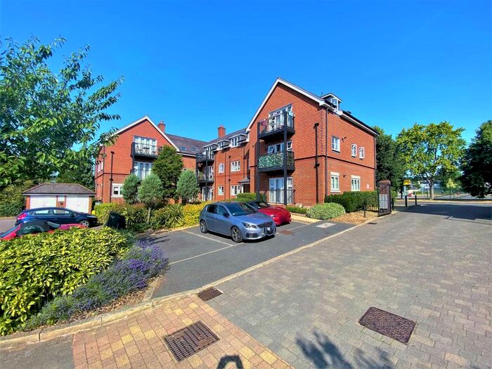 2 Bedroom Flat To Rent In Findlay Mews, Marlow, SL7