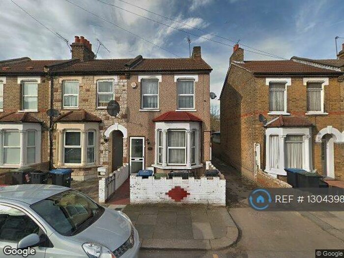 Studio To Rent In Alston Road, London, N18