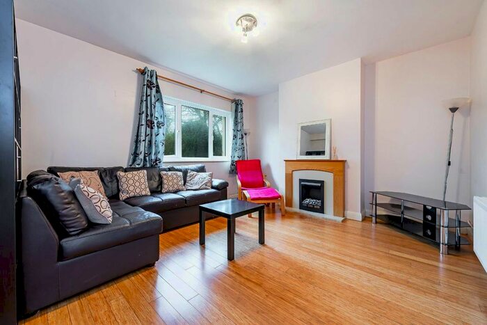 3 Bedroom Flat To Rent In High Road, London, N2
