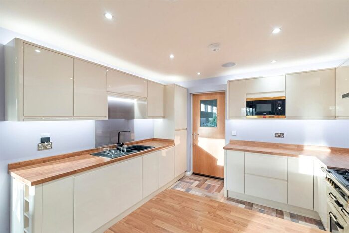 2 Bedroom Detached House For Sale In Hill View Lodges, Rumbling Bridge, KY13