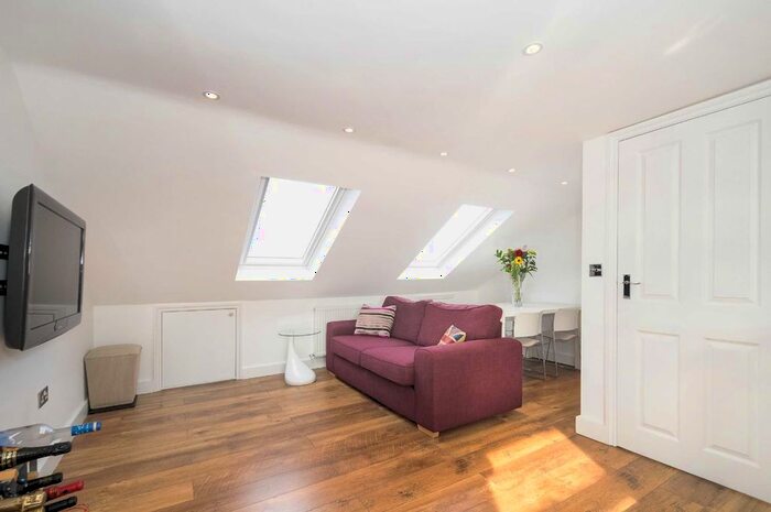 3 Bedroom Flat To Rent In Garratt Lane, London, SW18