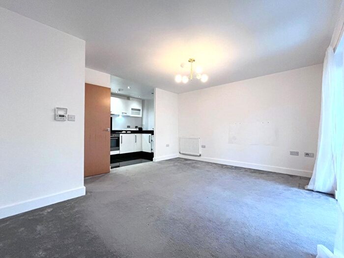 2 Bedroom Flat To Rent In Shingly Place, Chingford, London, E4