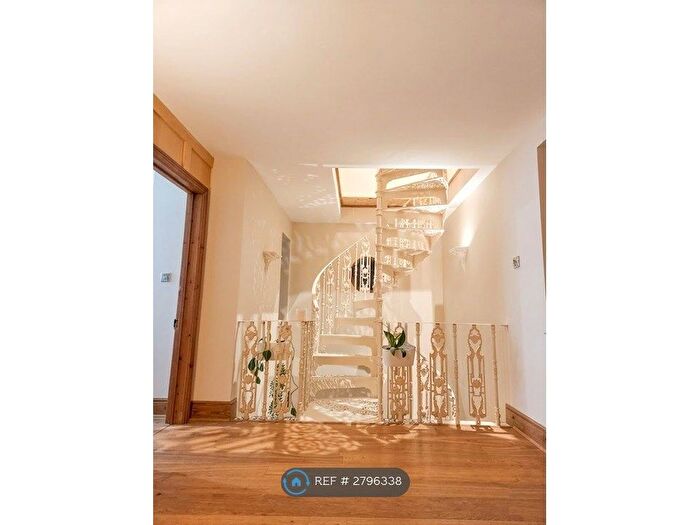 3 Bedroom Maisonette To Rent In Albert Road, Wokingham, RG40