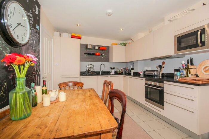 3 Bedroom Flat To Rent In Bullingdon Road, Oxford, OX4