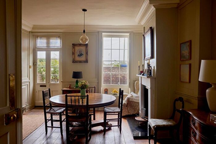 4 Bedroom Semi-Detached House For Sale In Kew Foot Road, London, TW9