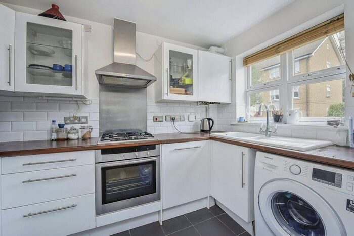 2 Bedroom Flat To Rent In Bakery Close, Oval, London, SW9