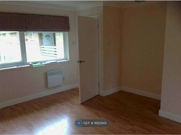 1 Bedroom Flat To Rent In Highclere Court, Knaphill, Woking, GU21