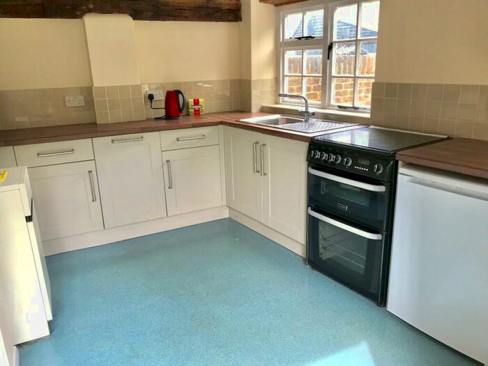 2 Bedroom Cottage To Rent In Lingfield, Surrey, RH7