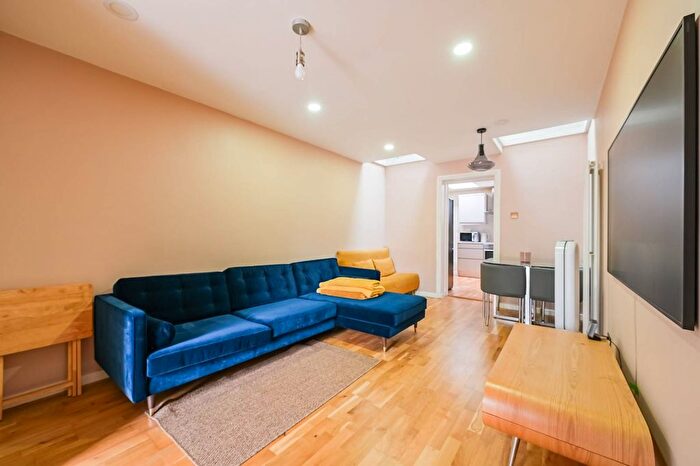 1 Bedroom Flat To Rent In St Frideswides Mews, Poplar, London, E14