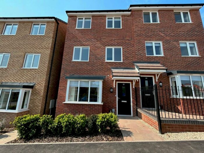 4 Bedroom Semi-Detached House To Rent In Harviston Avenue, Gedling, NG4