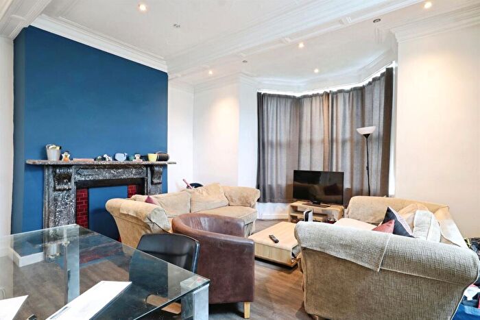 6 Bedroom End Of Terrace House For Sale In Kirkstall Lane, Leeds, LS5