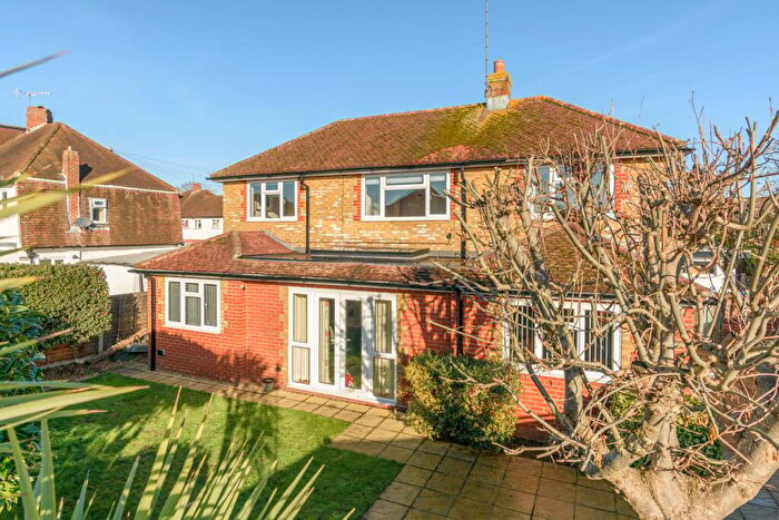 4 Bedroom Detached House To Rent In Florence Close, Walton-on-Thames, KT12