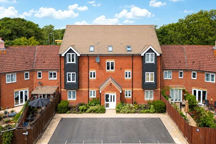 2 Bedroom Apartment For Sale In Kestrels Mead, Tadley, Berkshire, RG26