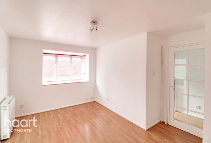 Apartment For Sale In Leigh Hunt Drive, London, N14